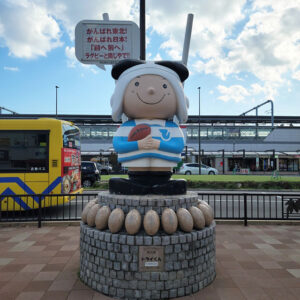 東花園駅前、東大阪のマスコット、トライくん