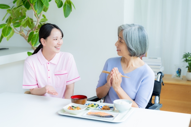 配膳、清掃などの有料老人ホームの補助スタッフ 東大阪 求人