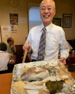 鯛の塩釜をお客様が割っています。