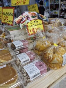 布施の商店街にある「Costco（コストコ）」の小売販売店です