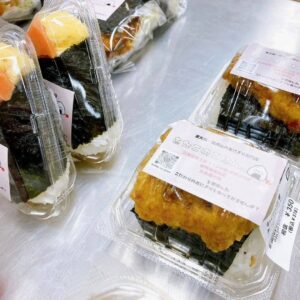 本日も「わくわく広場リノアス八尾店」におにぎり並べています🍙🍙🍙