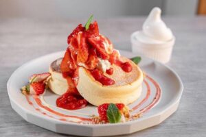 ふわふわシュワシュワのパンケーキに 自家製イチゴソースをたっぷりのせます🍓