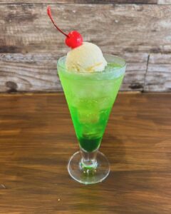 夏季限定クリームソーダ 🍈🍨とフルーツポンチです！🍎🍇🍋