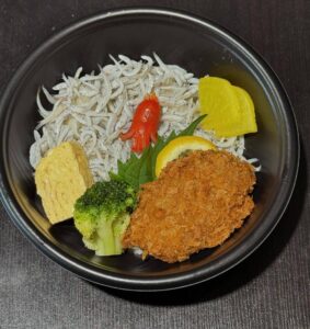 今日のランチは釜揚げしらす丼🍴