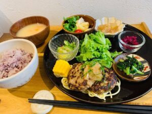 本日の日替わりランチ ・オートミール入り和風ハンバーグ