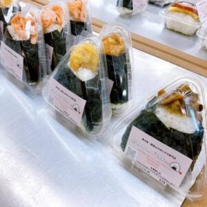 本日もわくわく広場リノアス八尾店におにぎりを並べております🍙