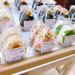 本日もわくわく広場リノアス八尾店におにぎりを並べております🍙