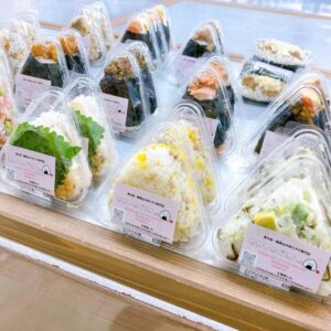 本日もわくわく広場リノアス八尾店におにぎりを並べております🍙