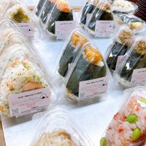 本日もわくわく広場リノアス八尾店におにぎりを並べております🍙