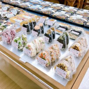 本日もわくわく広場リノアス八尾店におにぎりを並べております🍙