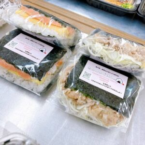 本日もわくわく広場リノアス八尾店におにぎりを並べております🍙