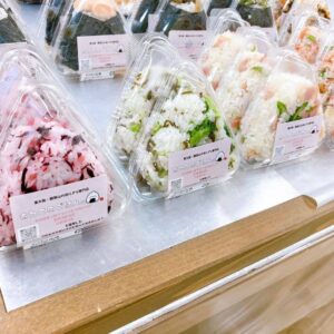 本日もわくわく広場リノアス八尾店におにぎりを並べております🍙