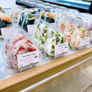 本日もわくわく広場リノアス八尾店におにぎりを並べております🍙