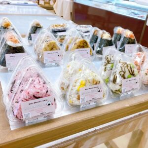 本日もわくわく広場リノアス八尾店におにぎりを並べております🍙