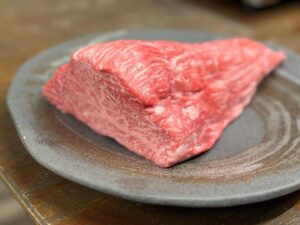 もも肉の中でも1番の霜降りの「ヒウチ」