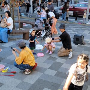 『Soar up 東大阪 』 10月13日【東大阪市熱血取材】俊徳道駅前交通広場「みんなでしゃぼん玉遊び 」に行ってきました。