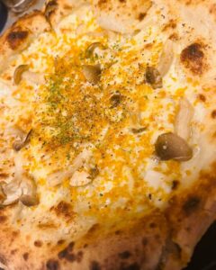 本日のオススメ [ボッタルガとキノコのクリームpizza］です‼︎