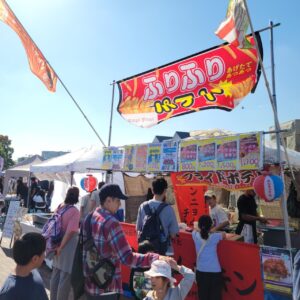 『Soar up 東大阪 』 11月3日【東大阪市熱血取材】東大阪市東花園にある花園ラグビー場花園中央公園で開催されました「食いだおれ祭り」1日目に行ってきました。