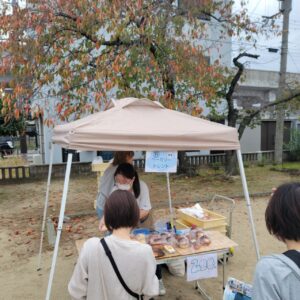 『Soar up 東大阪 』 11月17日【東大阪市熱血取材】東大阪市岩田公園で開催されました「第2回朝市ENマルシェ」に行ってきました。