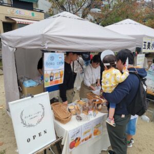 『Soar up 東大阪 』 11月17日【東大阪市熱血取材】東大阪市岩田公園で開催されました「第2回朝市ENマルシェ」に行ってきました。