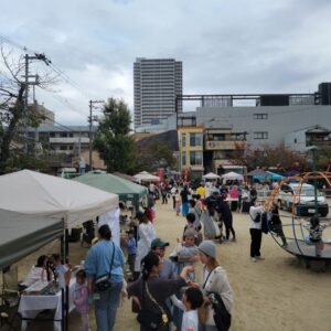 『Soar up 東大阪 』 11月17日【東大阪市熱血取材】東大阪市岩田公園で開催されました「第2回朝市ENマルシェ」に行ってきました。