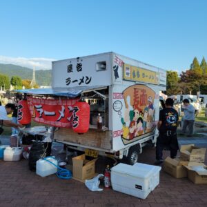 『Soar up 東大阪 』 11月4日【東大阪市熱血取材】東大阪市東花園にある花園ラグビー場花園中央公園で開催されました「東大阪食いだおれ祭り」2日目に行ってきました。