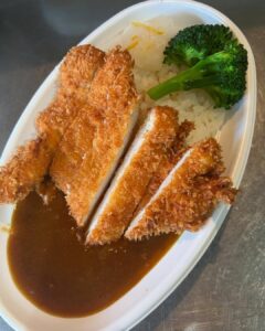 今日の日替りはチキンカツカレー🍛です。