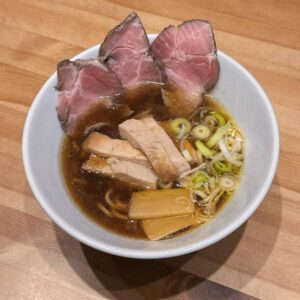 人類みな麺類系列店【結局松村さんなんじゃね】のラーメン提供中🍜