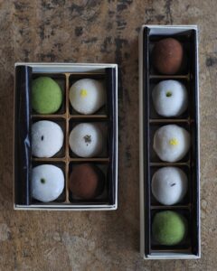 フランス・ヴァローナ社のチョコレートを贅沢に使用した 『小さな包みもの』をご用意しております💐