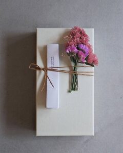 フランス・ヴァローナ社のチョコレートを贅沢に使用した 『小さな包みもの』をご用意しております💐