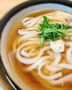 寒い日が続き 生姜たっぷりあんかけうどんや 食欲そそるカレーうどんが特に人気です！