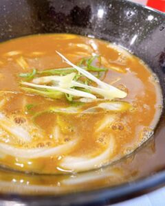 寒い日が続き 生姜たっぷりあんかけうどんや 食欲そそるカレーうどんが特に人気です！
