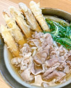 寒い日が続き 生姜たっぷりあんかけうどんや 食欲そそるカレーうどんが特に人気です！