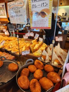 大阪府内でも人気の種類が豊富なパン屋さんの牛肉ゴロっとカレーパン