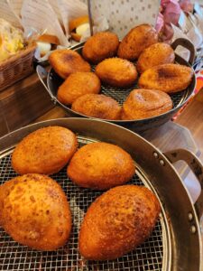 大阪府内でも人気の種類が豊富なパン屋さんの牛肉ゴロっとカレーパン