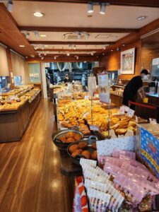 大阪府内でも人気の種類が豊富なパン屋さんの牛肉ゴロっとカレーパン