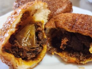 大阪府内でも人気の種類が豊富なパン屋さんの牛肉ゴロっとカレーパン