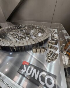 東大阪市役所1階に1600本のねじで大阪・関西万博の会場を再現したジオラマアートが本日より設置