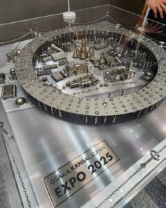 東大阪市役所1階に1600本のねじで大阪・関西万博の会場を再現したジオラマアートが本日より設置