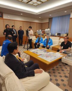 東大阪市役所1階に1600本のねじで大阪・関西万博の会場を再現したジオラマアートが本日より設置