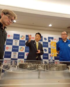 東大阪市役所1階に1600本のねじで大阪・関西万博の会場を再現したジオラマアートが本日より設置