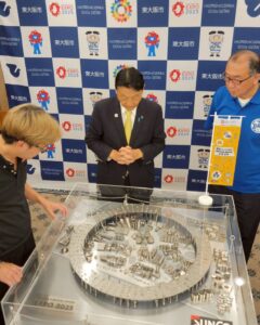 東大阪市役所1階に1600本のねじで大阪・関西万博の会場を再現したジオラマアートが本日より設置