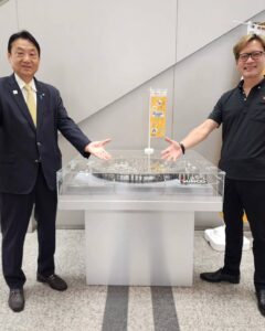 東大阪市役所1階に1600本のねじで大阪・関西万博の会場を再現したジオラマアートが本日より設置